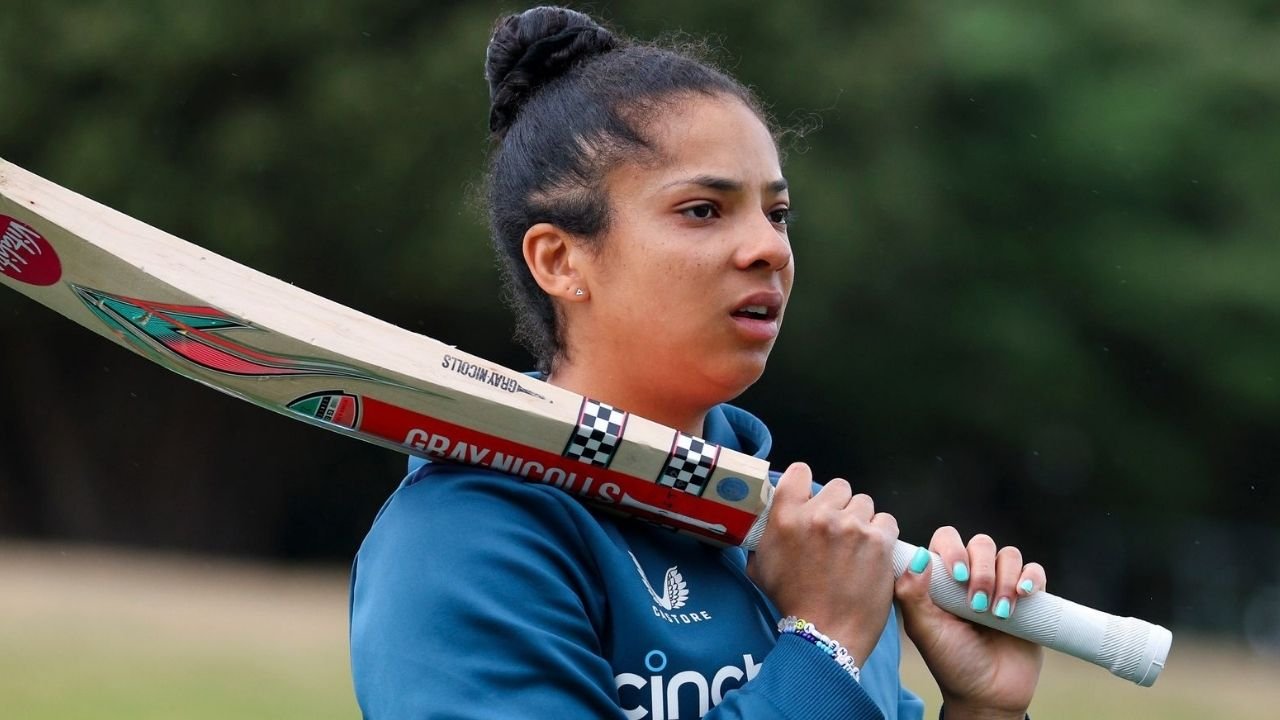 Dunkley Leads England to Dominant T20 Win Over West Indies